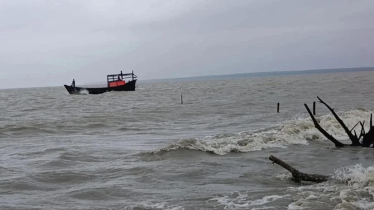 সাগরে ট্রলালের ইঞ্জিন বিকল, উদ্ধারের অপেক্ষায় ১৮ জেলে