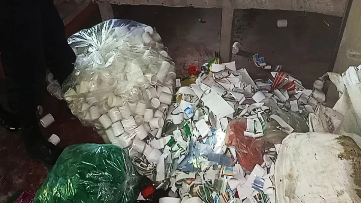 সাতক্ষীরায় ঘরের ভেতর মিলল নকল সার-কীটনাশকের আস্তানা
