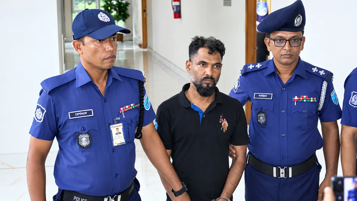 থানার সামনে প্রকাশ্যে গুলি করা যুবক গ্রেপ্তার